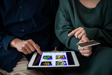 フードデリバリーを注文する若いカップル