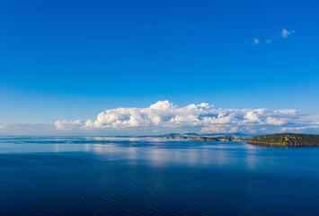 Nuvole come panne, sullo sfondo Procida e Vivara