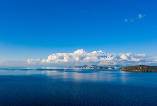 Nuvole come panne, sullo sfondo Procida e Vivara