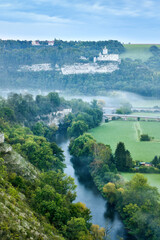 Das Saaletal mit Burgruine Rudelsburg und Morgennebel, Sachsen-Anhalt, Deutschland