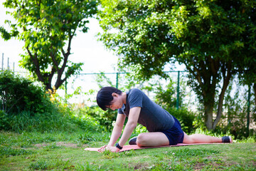 屋外でストレッチををする男性