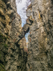 A dangerously overhanging rock in a crevice between the rocks.