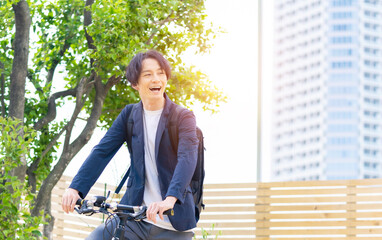 自転車に乗る男性
