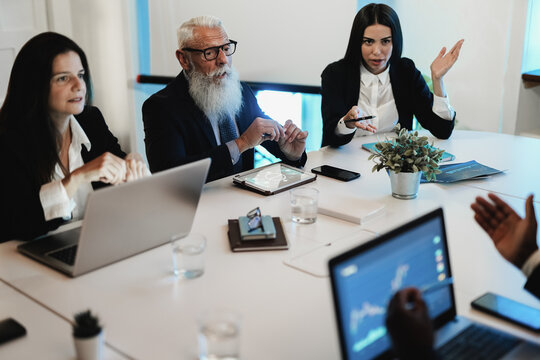 Business Trader People Talking About New Trading Strategies Inside Bank Meeting Room - Focus On Senior Man Face