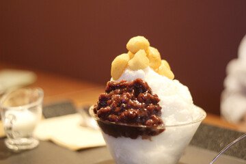 ice flakes with syrup , 빙수