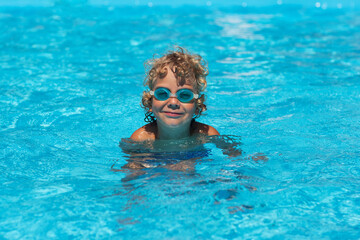 Naklejka premium Curly boy in the pool with glasses