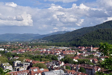 Obraz premium Freiburg im Frühling unter Wolken