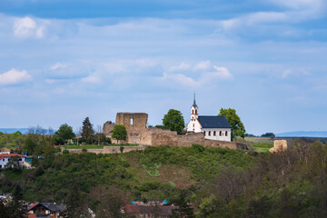 Fototapeta na wymiar View of the castle ruins and church in Neu Bamberg / Germany 