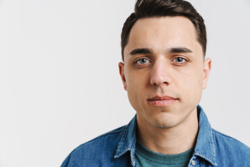 Obraz premium Young brunette man posing and looking at camera