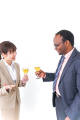 お酒を飲むビジネスパーソン