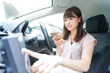 カーナビを使う女性