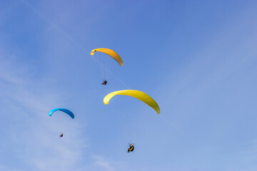 Group with paragliders at the sky