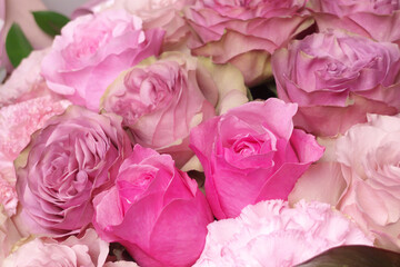 ピンクのバラのフラワーアレンジメント
