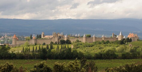 Fototapeta na wymiar Château et remparts de la cité de Carcassonne dans l'Aude en Roussillon Occitanie France