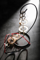 メガネとアクセサリ－