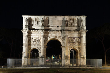 Fototapeta na wymiar Night view of the arch of Constantine