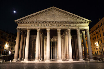 Obraz premium View of the Roman Pantheon at night