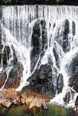 「愛知のナイアガラの滝」とも言われる迫力の長篠堰堤（ながしのえんてい）余水吐（よすいばき）