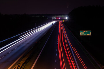 Fototapeta na wymiar Autostrada nocą, widok z wiaduktu