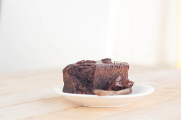 Eat chocolate cake with coffee in a relaxing time.