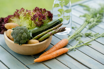 verschiedene Gemüsesorten am Tisch