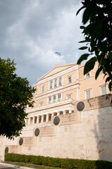 Obraz premium The Building of Greek Parliament and the Tomb of the Unknown Soldier, Syntagma square. Athens, Greece.