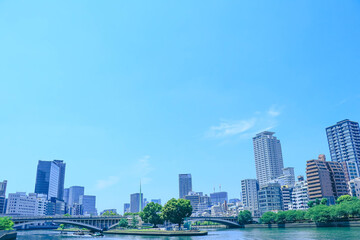 Obraz premium 青空とビル