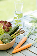 verschiedene Gemüsesorten am Tisch