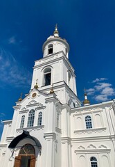 Fototapeta premium The temple is white against a blue sky.