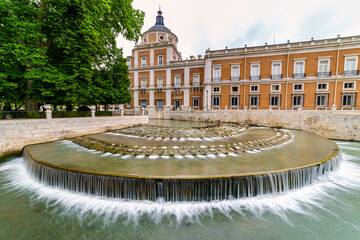 Obraz premium Tajo river as it passes through the royal palace of Aranjuez making a small waterfall.