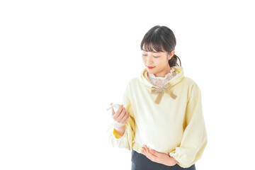 検温をする若い妊婦の女性