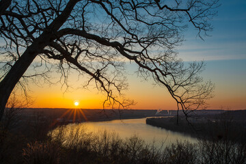 Morning sunrise overlooking Northbend along the Ohio River in Cincinnat, Ohio. - obrazy, fototapety, plakaty