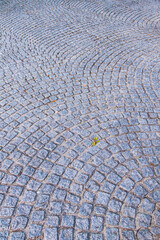 ブロック状の石を放物線状に敷き詰めた石畳