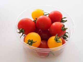 カップに入ったミックスカラーのプチトマト