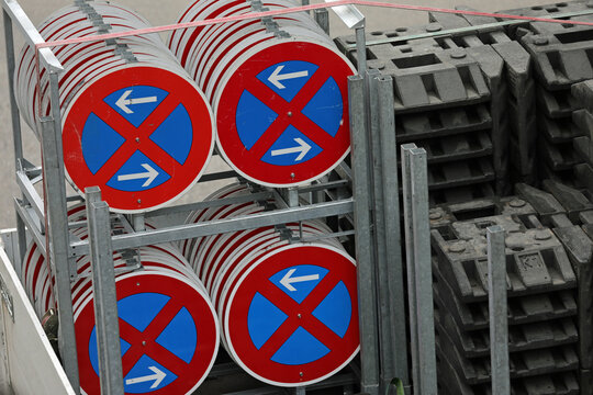 viele verkehrsschilder f&uuml;r halteverbot auf einem transporter