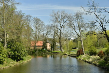 Fototapeta na wymiar L'étang principal du parc au début du printemps au château de Grand-Bigard à l'ouest de Bruxelles