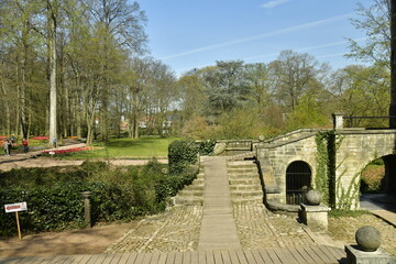 L'escalier et pont en pierres au château du Grand-Bigard à l'ouest de Bruxelles
