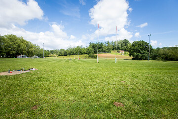Terrain de Rugby ou stade de rugby au soleil avec les poteaux
