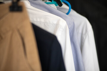 dressing avec des chemises pour homme sur portant