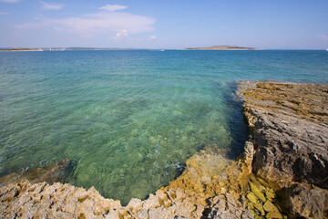 Paysage de littoral en Istrie en Croatie en été: le cap Kamenjak est un cap situé à l’extrême Sud de la péninsule istrienne avec ses îles, ses criques rocheuses et son eau turquoise