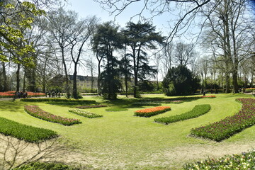 Parterres de fleurs disposés en arc sur l'une des pelouses du jardin au domaine du château de Grand Bigard à l'ouest de Bruxelles 