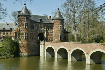 Le pont rustique à cinq arches tout récemment restauré traversant les douves du château de Grand-Bigard à l'ouest de Bruxelles
