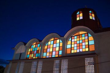 Iglesia catolica con ventanas de colores 