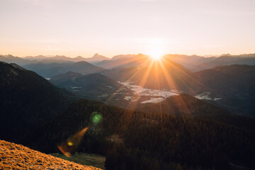 Obraz premium Sonnenaufgang am Jochberg in den Alpen mit Aussicht