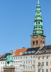 Obraz premium Statue in front of Copenhagen City Hall