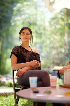Jeune femme brune assurée assise - portrait nature - regard charisme sûr de soi