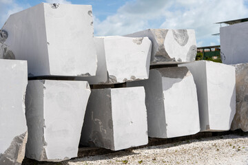 Blocchi di marmo Grigio Argentato proveniente dal paese di Minucciano in Garfagnana sulle Alpi...