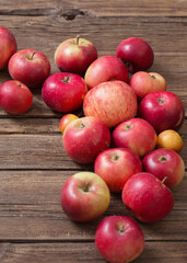 Fototapeta na wymiar red apples on old wooden background