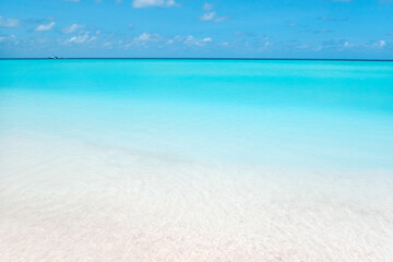 Fototapeta na wymiar The beautiful gradient blue sea and blue sky of Maldives