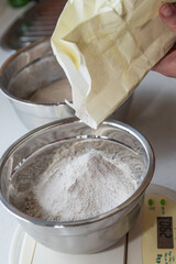 Brot backen und Zutaten vorbereiten